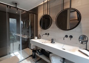 Đồ dùng nhà tắm được thiết kế riêng, máy sấy tóc, chậu vệ sinh/vòi rửa 