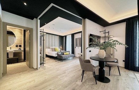 Suite Exterior (Aduana) | Living area | Flat-screen TV