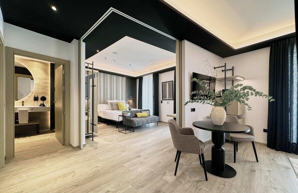 Suite Exterior (Aduana) | Living area | Flat-screen TV