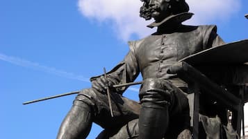 Eine Statue einer historischen Persönlichkeit, sitzend auf einem Sockel.