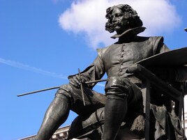 Eine Statue einer historischen Persönlichkeit, sitzend auf einem Sockel.