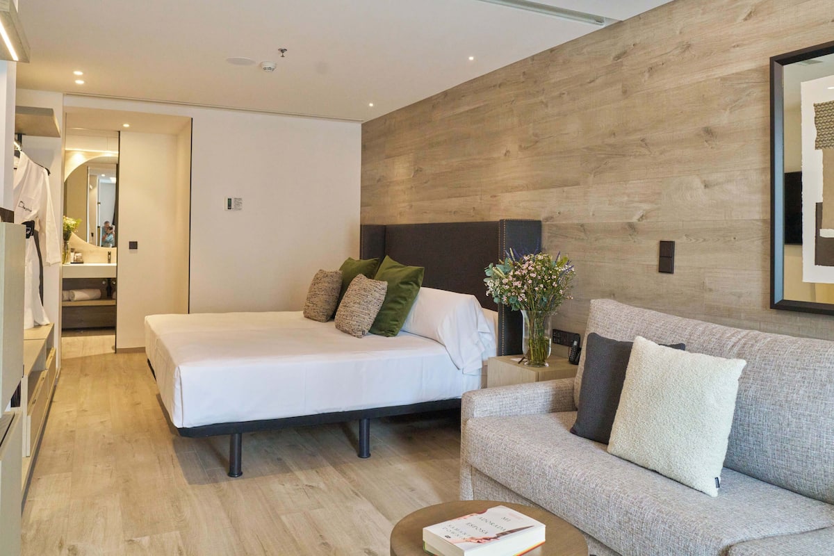 1 bedroom, hypo-allergenic bedding, down duvets, Select Comfort beds