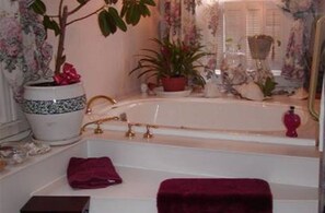 Deep-soaking bathtub