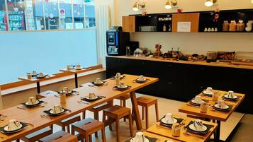 Päivittäinen buffetaamiainen (13.50 EUR per henkilö)