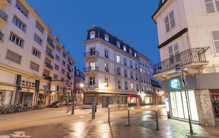 Un hotel con un letrero que dice 'HOTEL' y 'RUE THIERGAREN' en la fachada.