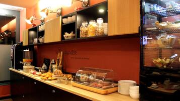 Petit déjeuner buffet (13.50 EUR par personne)