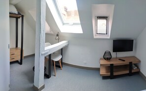 Desk, soundproofing, iron/ironing board, bed sheets - Hotel Victoria (Strasbourg)