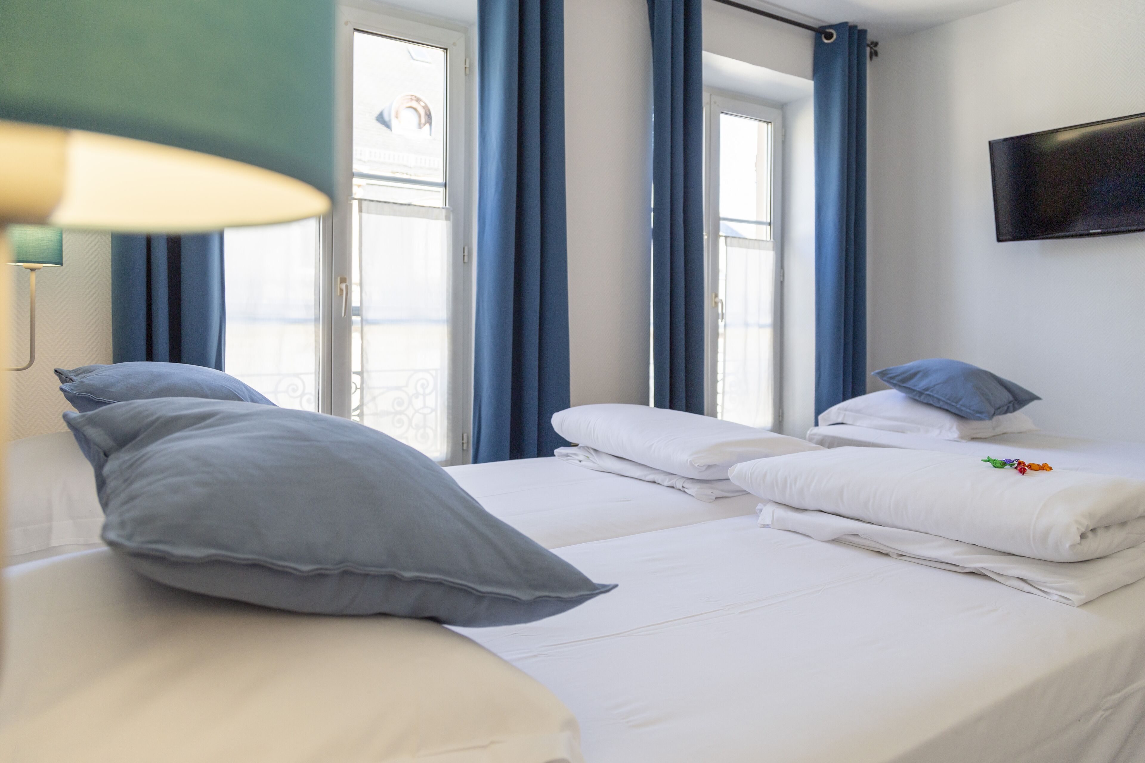 Triple Room | Desk, soundproofing, iron/ironing board, bed sheets