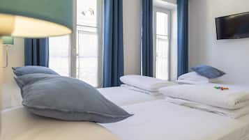 Triple Room | Desk, soundproofing, iron/ironing board, bed sheets