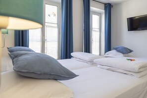 Quarto triplo | Escrivaninha, quartos à prova de som, ferros/tábuas de passar roupa