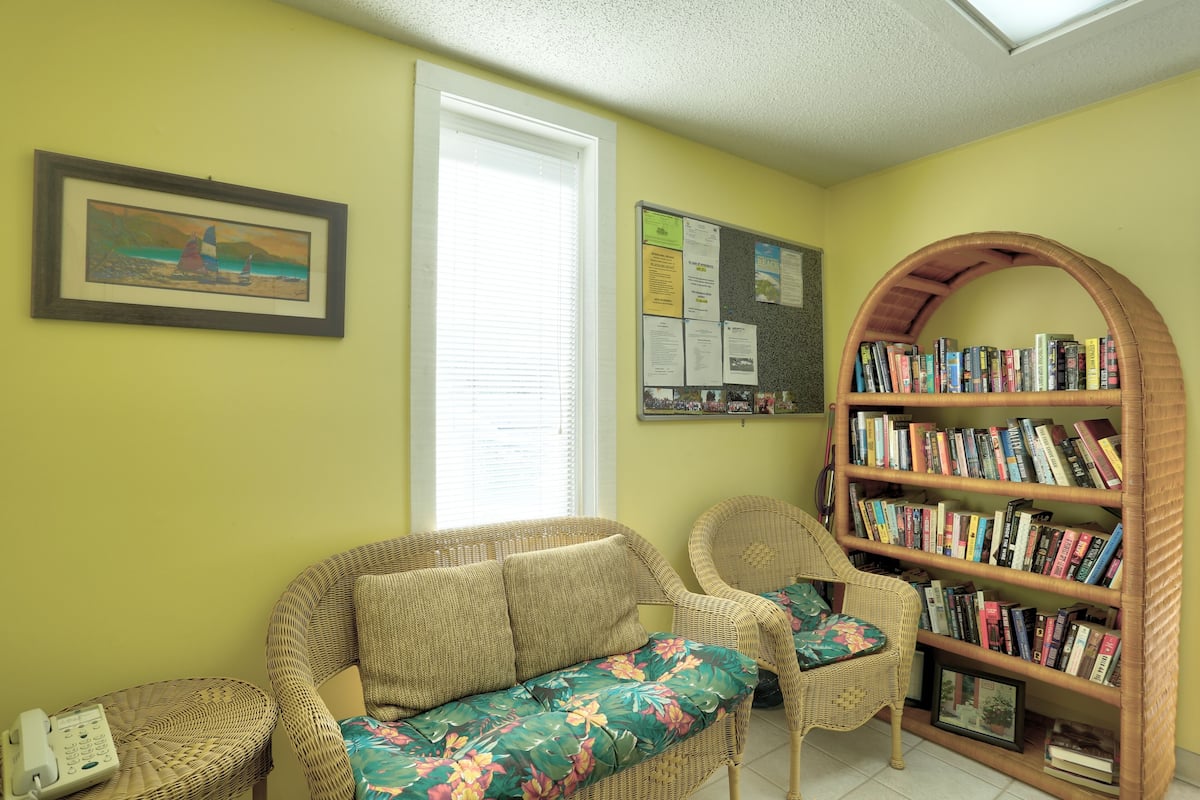 Condo, 2 Bedrooms, Kitchen | Lobby sitting area