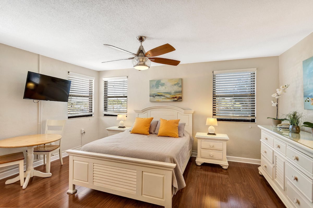 Studio, 1 Queen Bed, Kitchen | 2 bedrooms, individually decorated, individually furnished, free WiFi