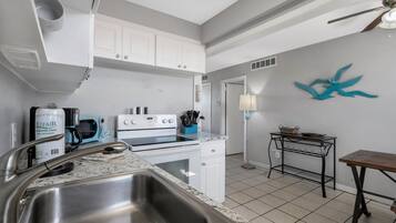 Lägenhet - 2 sovrum - kök - utsikt mot trädgården | Eget kök | Kylskåp, mikrovågsugn, kaffe- och tebryggare och grytor/köksredskap