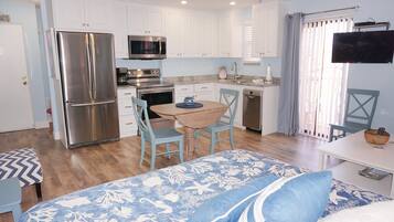 Deluxe Studio, Kitchen | Private kitchen | Fridge, microwave, coffee/tea maker, cookware/dishes/utensils