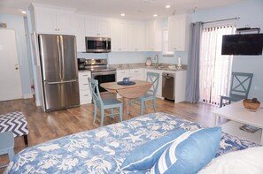 Deluxe Studio, Kitchen | Private kitchen | Fridge, microwave, coffee/tea maker, cookware/dishes/utensils