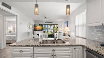 Condo, 2 Bedrooms, Kitchen | Private kitchen
