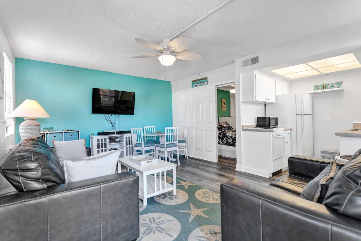 Deluxe Studio, Kitchen | 2 bedrooms, individually decorated, individually furnished, free WiFi