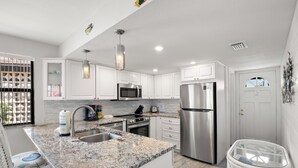 Private kitchen - Gulf Winds Beach Resort (St. Pete Beach)