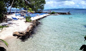 On the beach, white sand, sun-loungers, beach umbrellas - Carayou Hôtel & Spa (Trois-Ilets)