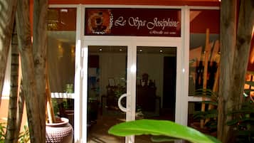 Couples treatment rooms, sauna, hot tub, steam room, Turkish bath