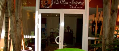 Entrada a un spa con un cartel que dice "Le Spa Joséphine".