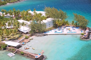 Plage, sable blanc, chaises longues, parasols