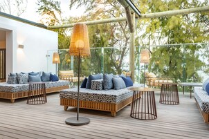 4 bares, bar junto a la piscina