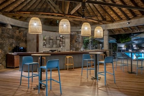 4 bars/lounges, een poolbar
