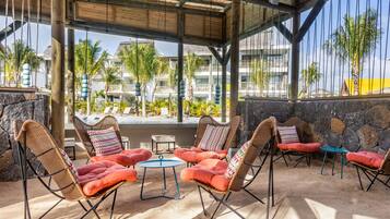 4 bars/lounges, poolside bar