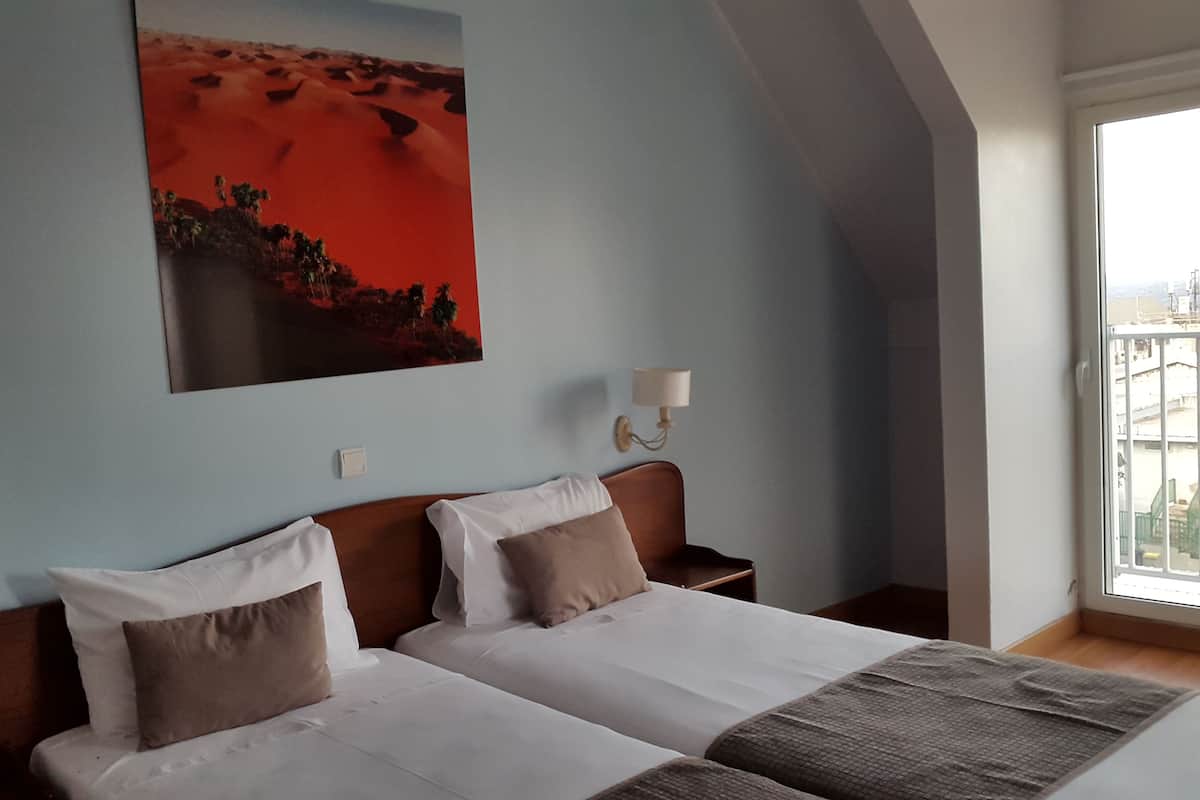 Habitación estándar con 2 camas individuales | Minibar, caja fuerte, cortinas opacas y wifi gratis