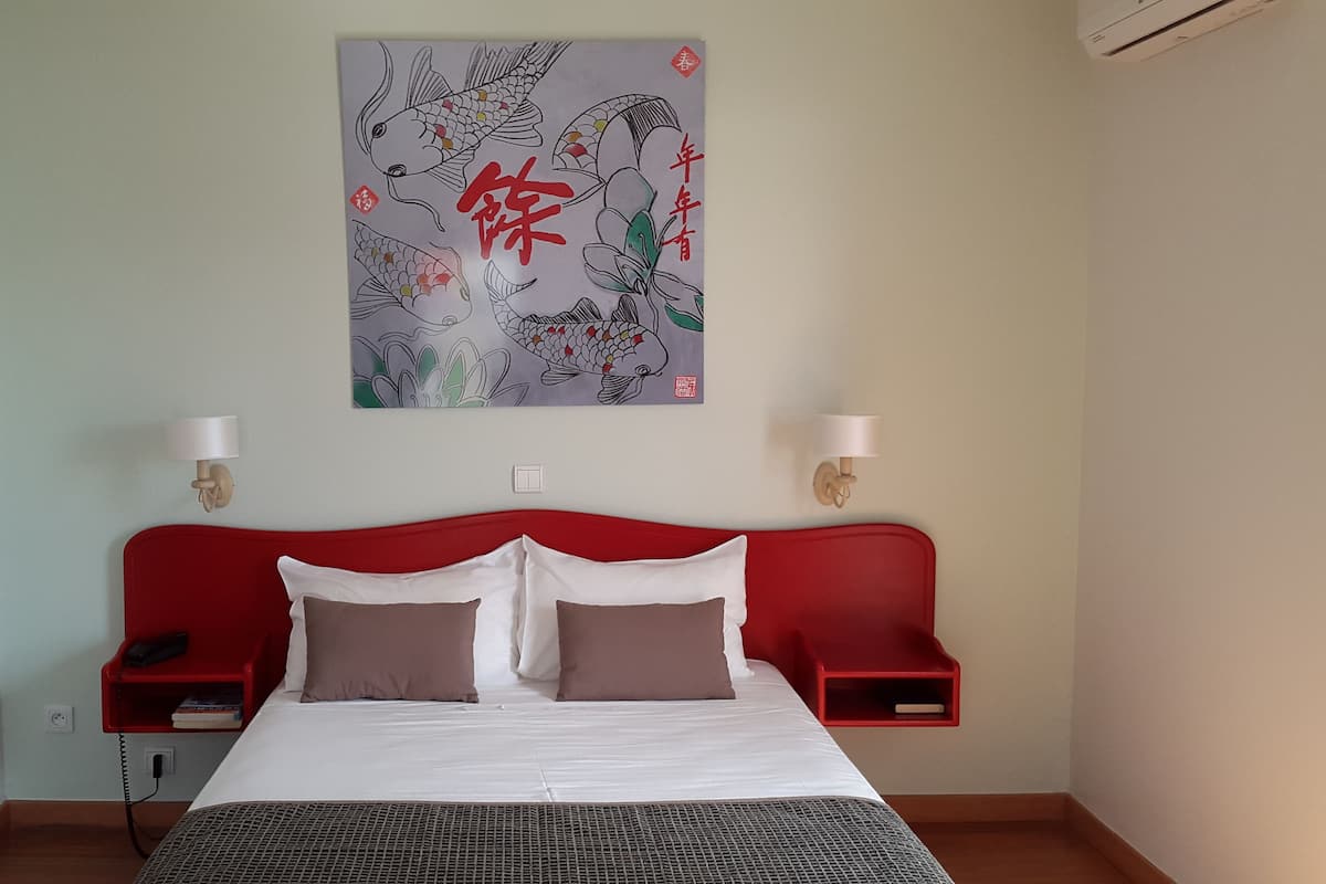 Habitación estándar doble | Minibar, caja fuerte, cortinas opacas y wifi gratis