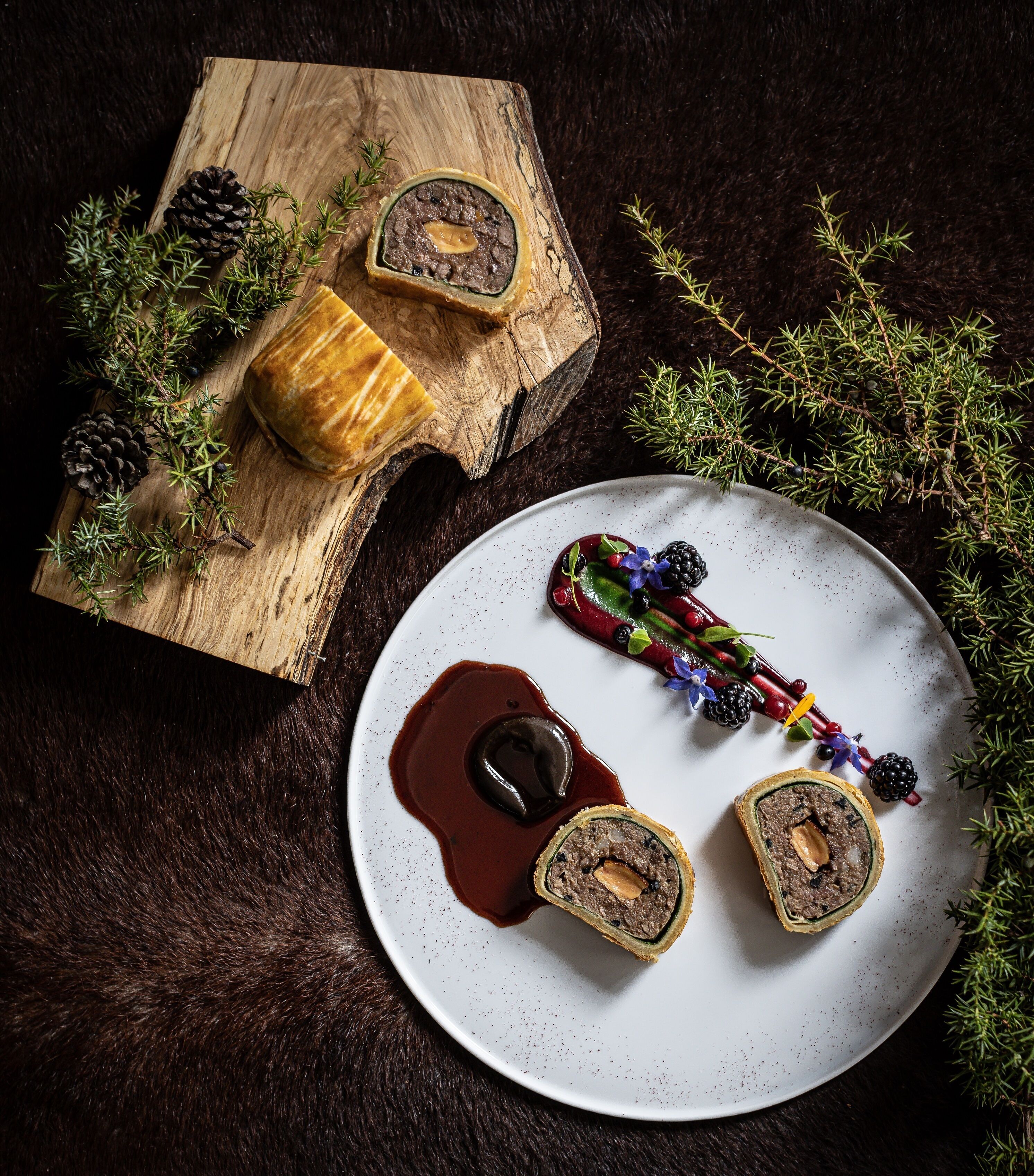 2 restaurants, lunch, dinner served; regional cuisine