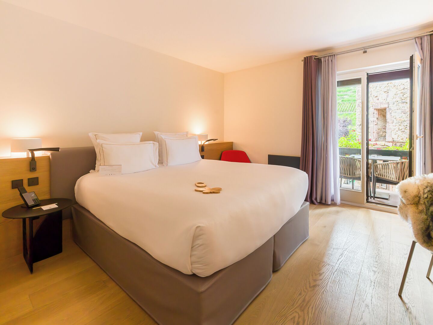 Habitación (Chambard) | Minibar, caja fuerte, decoración individual y mobiliario individual