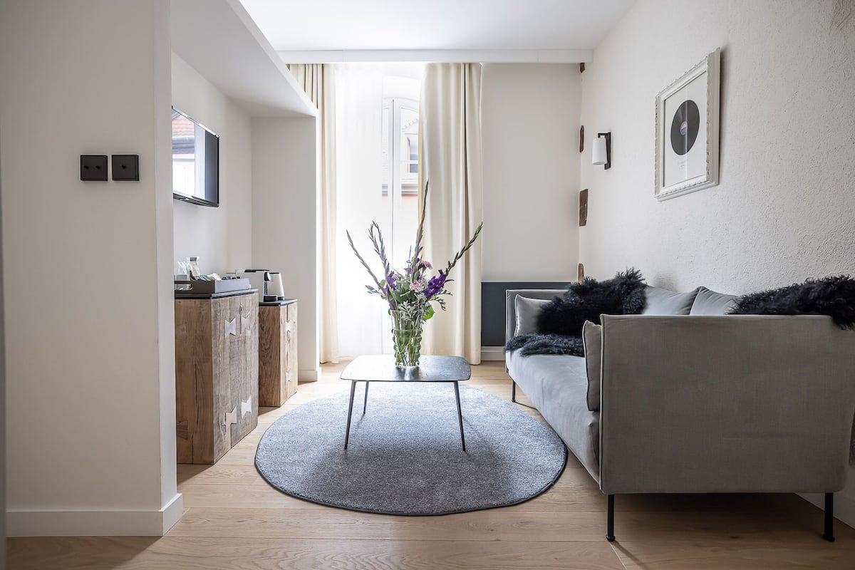 Suite | Minibar, in-room safe, individually decorated, individually furnished