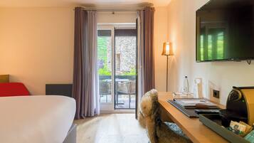 Room (Chambard) | Minibar, in-room safe, individually decorated, individually furnished