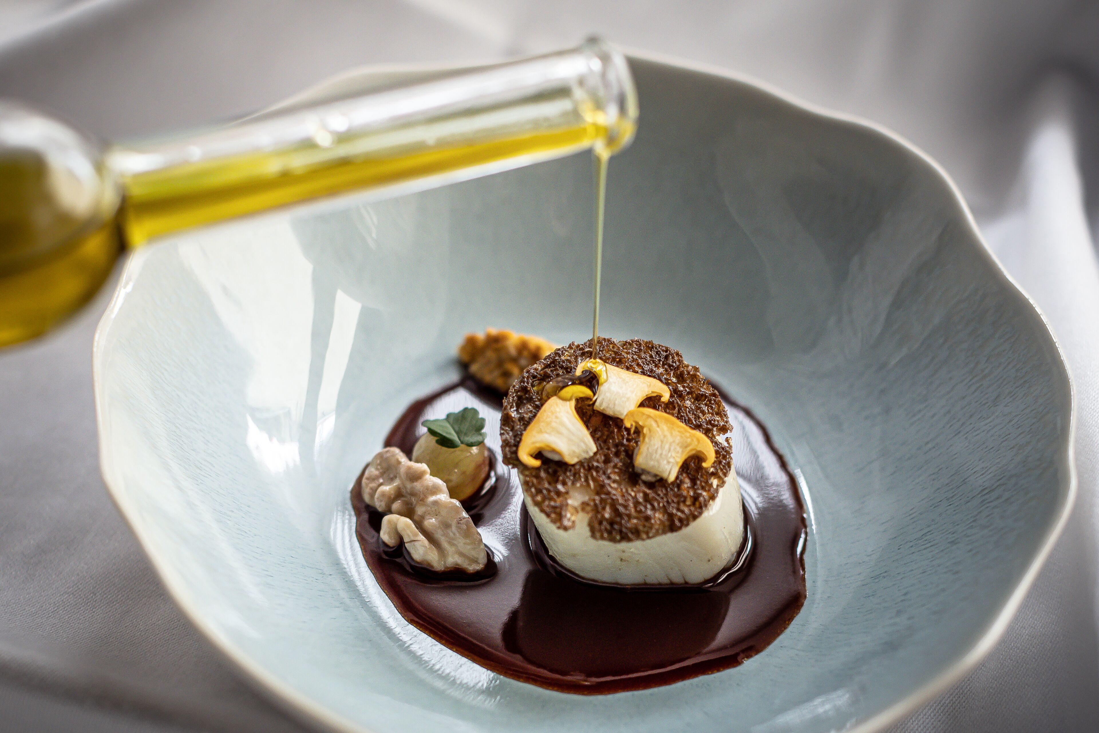 Postre en un plato con salsa que se está sirviendo.