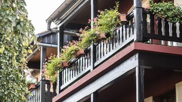 2 restaurants, lunch, dinner served; Regional cuisine