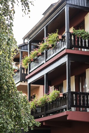 2 restaurants, lunch, dinner served; Regional cuisine 