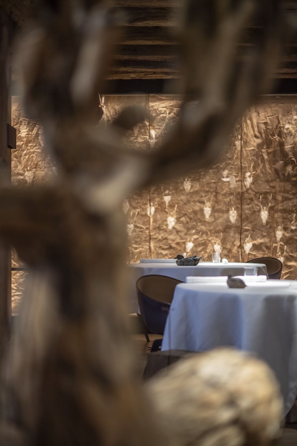 2 restaurants, lunch, dinner served; Regional cuisine
