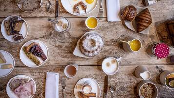 Café da manhã com buffet todos os dias mediante uma taxa