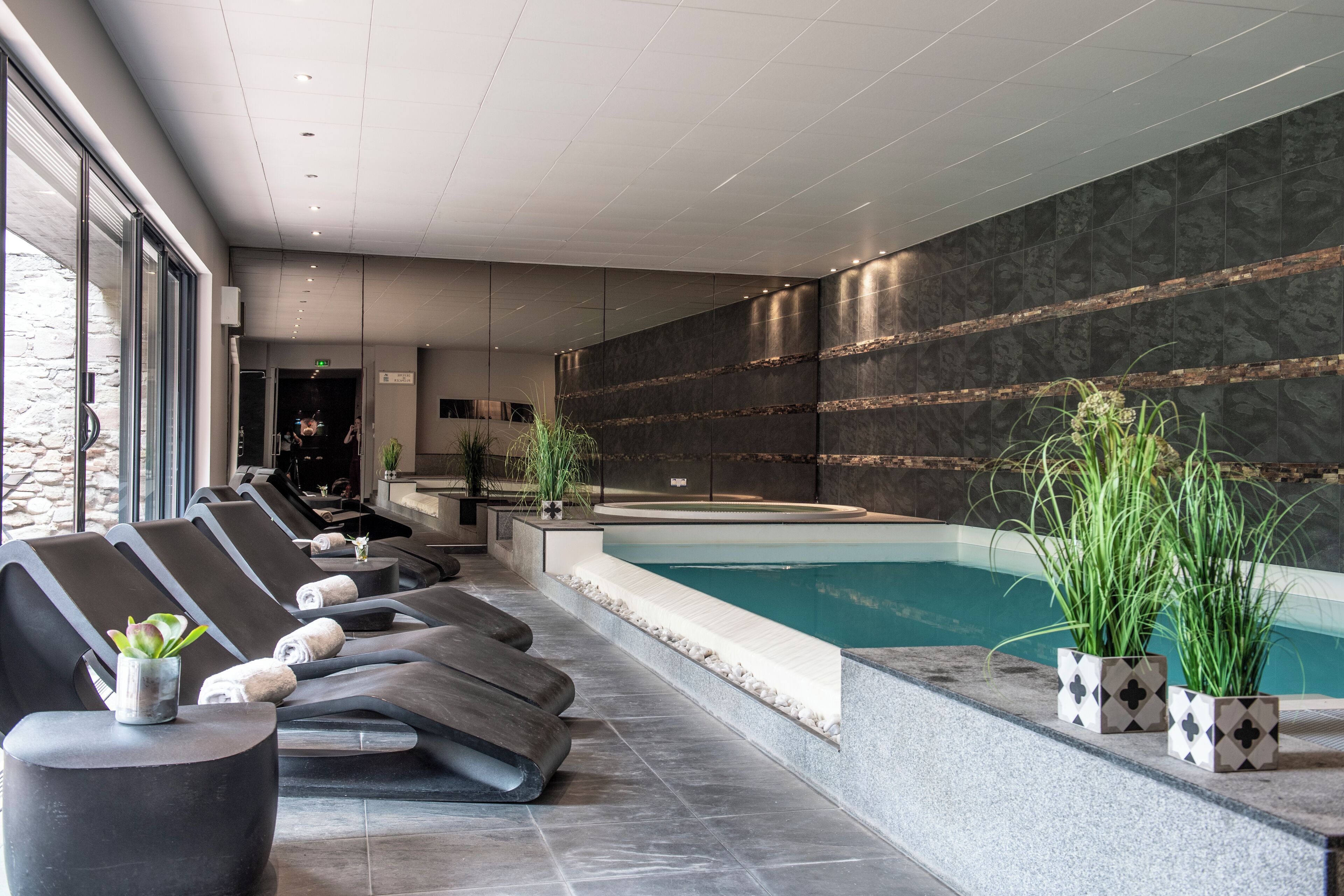 Sauna, hot tub, Turkish bath/hammam, body treatments, facials, massages