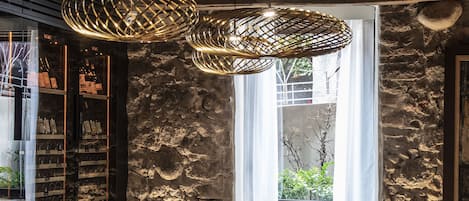 2 restaurants, lunch, dinner served; Regional cuisine