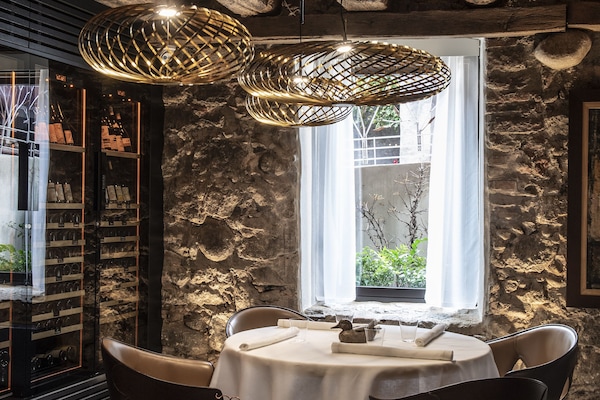 2 restaurants, lunch, dinner served; Regional cuisine