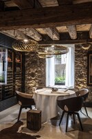 2 restaurantes: opção de almoço e jantar