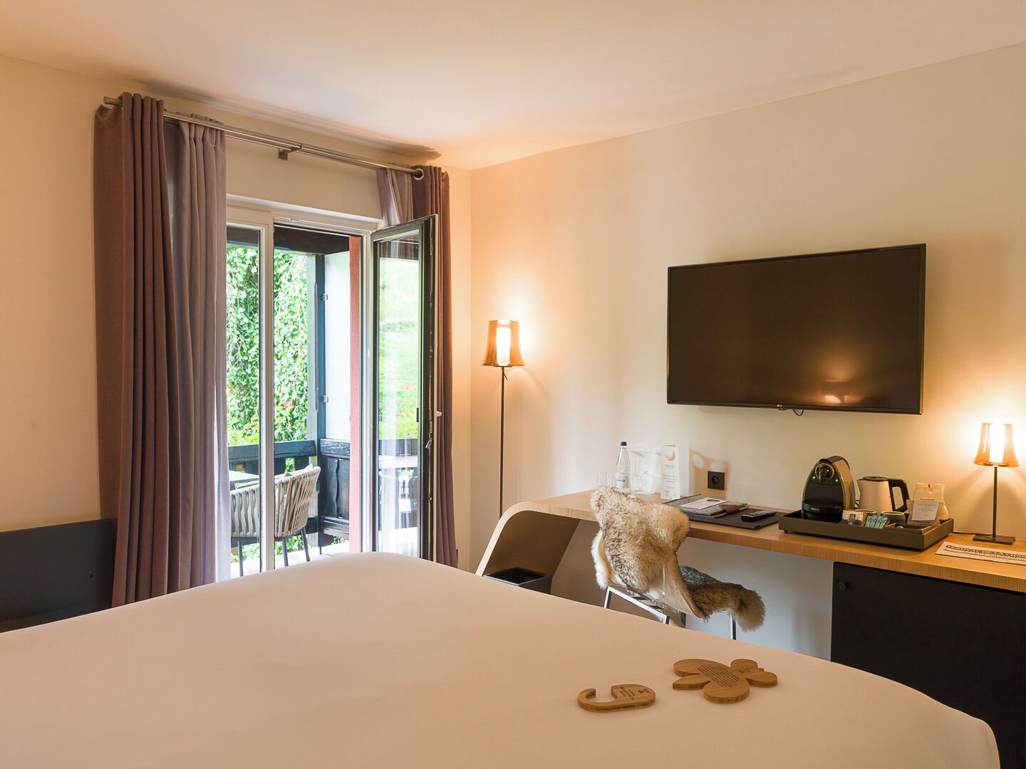 Room (Chambard) | Minibar, in-room safe, individually decorated, individually furnished