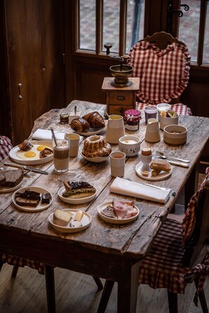 Daily buffet breakfast for a fee - Hôtel Le Chambard (Kaysersberg-Vignoble)
