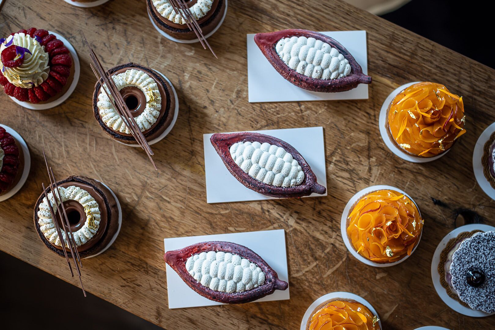 Une variété de desserts disposés sur une table en bois.
