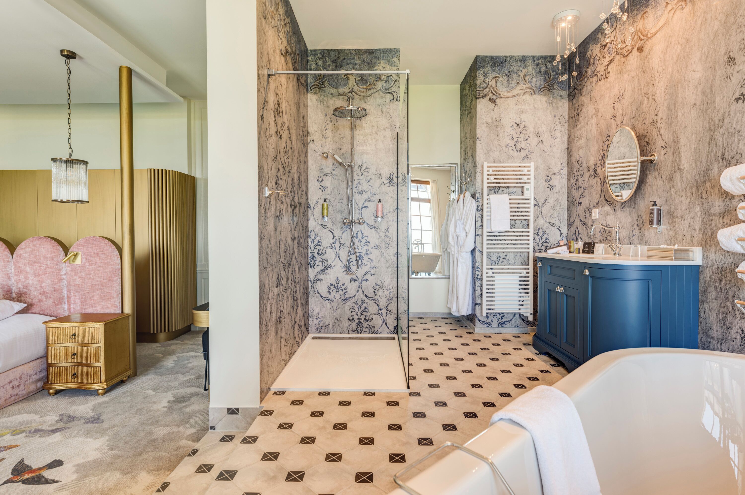 Ein Badezimmer mit Dusche, Badewanne, Waschtisch mit Spiegel und Toilette.