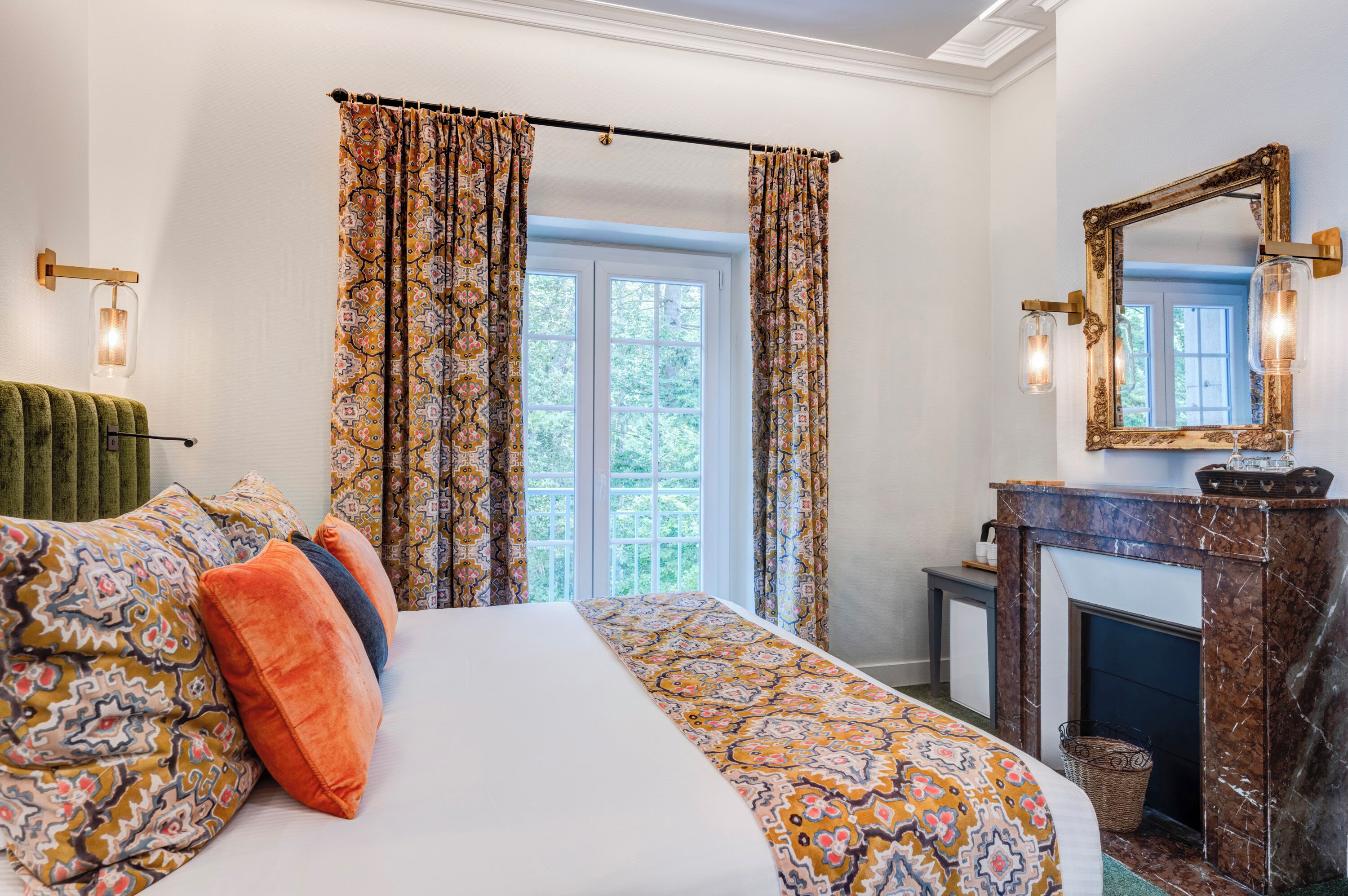 Habitación doble clásica | Minibar, caja de seguridad en la habitación y escritorio 