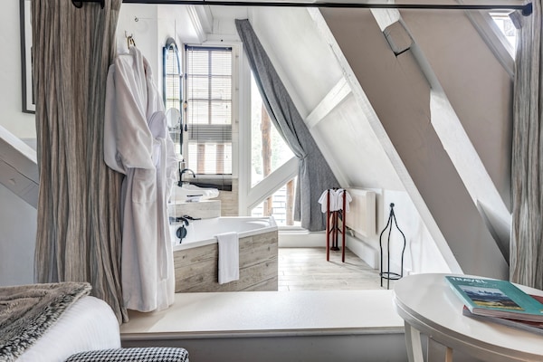Habitación Deluxe doble | Baño | Bañera y ducha independientes y cabezal de ducha tipo lluvia